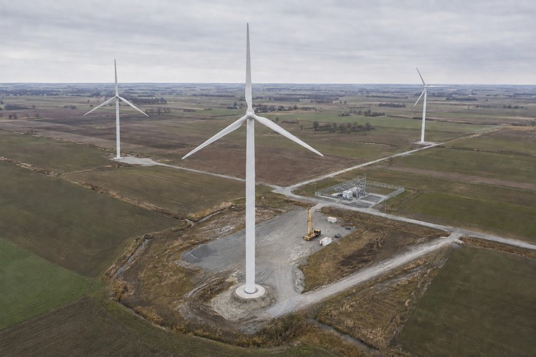Farma wiatrowa z drogami serwisowymi, placami i infrastrukturą energetyczną widziana z drona - wizualizacja poglądowa