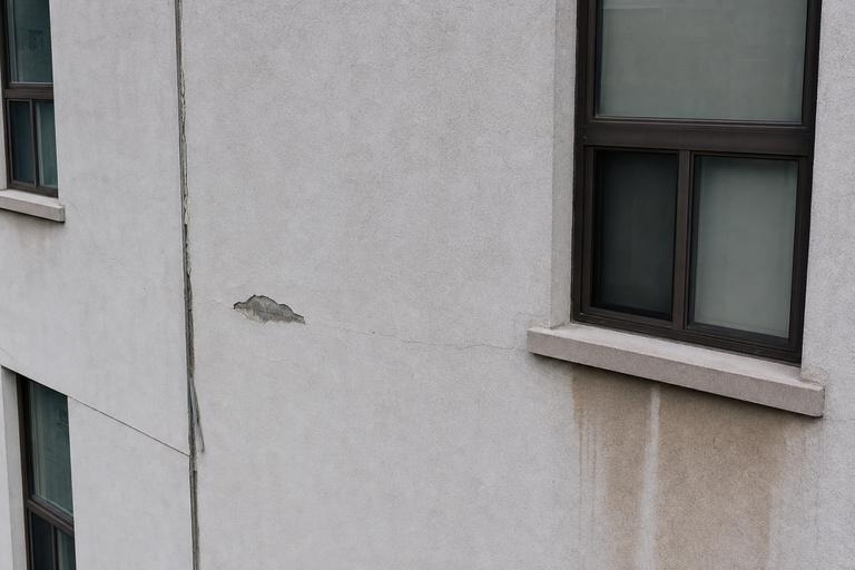 Ubytek tynku i ślady spływu wody na elewacji - wizualizacja poglądowa