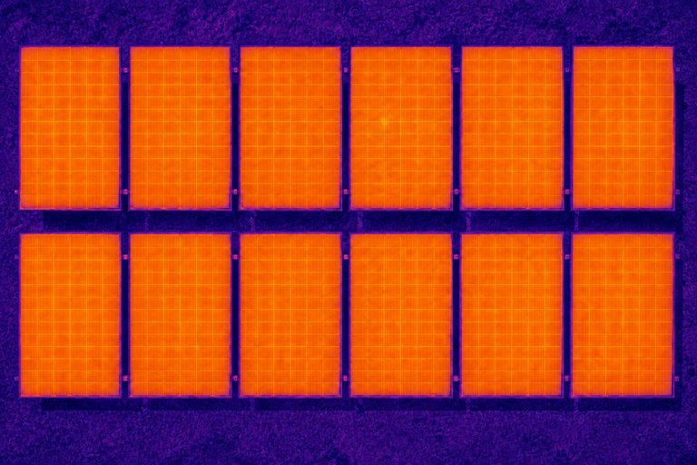 Te same dwanaście modułów PV w wizualizacji termicznej - kadr IR pary RGB/IR