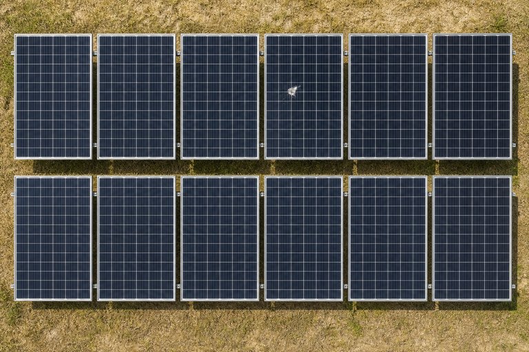 Uporządkowany kadr RGB dwunastu modułów PV z jedną widoczną obserwacją powierzchni - wizualizacja poglądowa