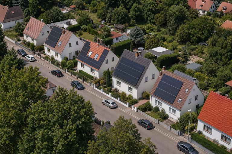 Domy jednorodzinne z instalacjami fotowoltaicznymi - trasa w Programie Partnerskim, materiał poglądowy