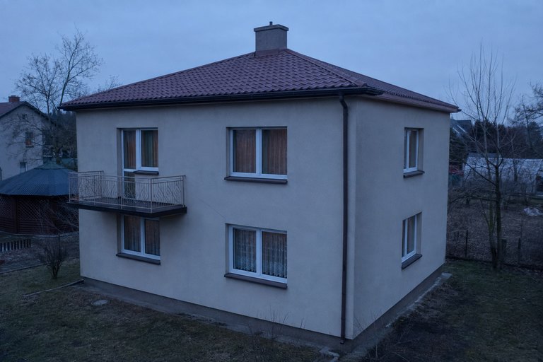 Dom jednorodzinny sfotografowany z drona w świetle widzialnym - wizualizacja poglądowa